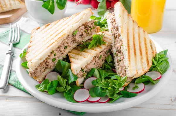 Tuňákový salát sendvič — Stock fotografie
