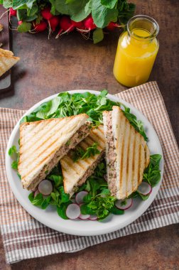 Ton balığı salatası sandwitch