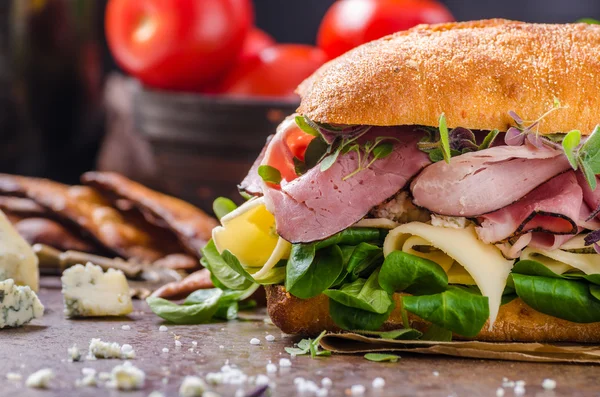 Smörgås med skinka och ost, sallad — Stockfoto