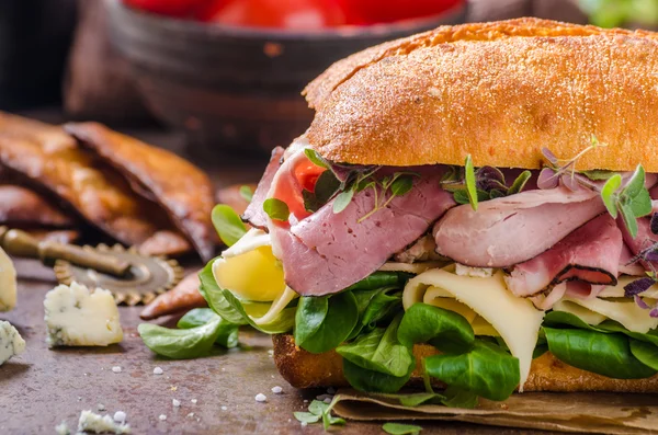 Sanduíche com presunto e queijo, alface — Fotografia de Stock