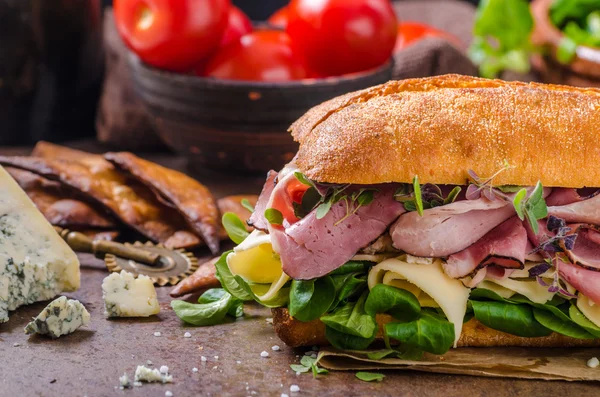 Сэндвич с ветчиной и сыром, салат — стоковое фото