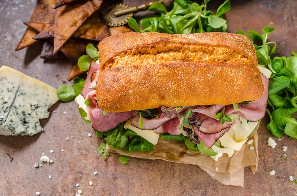 Sandwich with ham and cheese, lettuce — Stock Photo, Image