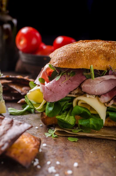 Sanduíche com presunto e queijo, alface — Fotografia de Stock