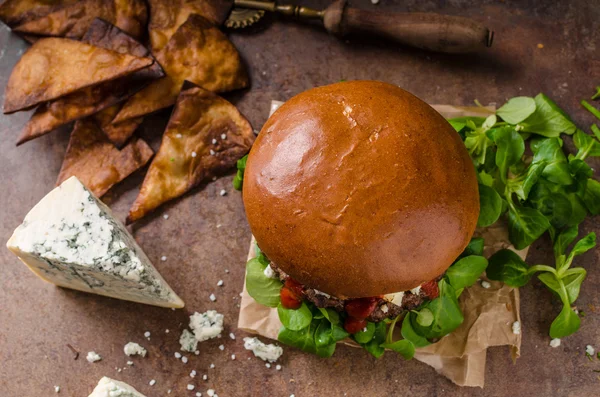Hovězí burger s modrým sýrem — Stock fotografie