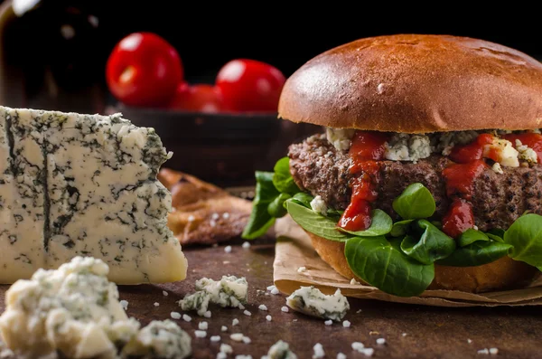 블루 치즈와 함께 쇠고기 햄버거 — 스톡 사진
