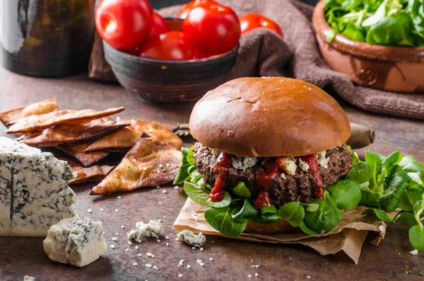 Rundvlees hamburger met blauwe kaas — Stockfoto