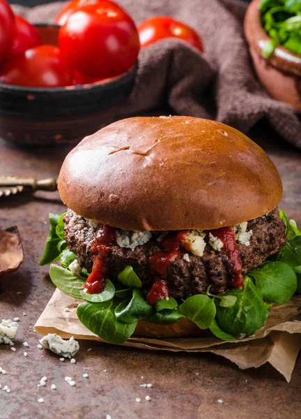 Hambúrguer de carne com queijo azul — Fotografia de Stock