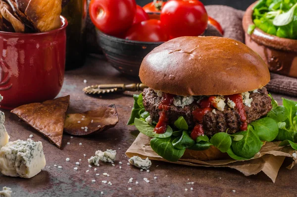 Hamburger di manzo con formaggio blu — Foto Stock