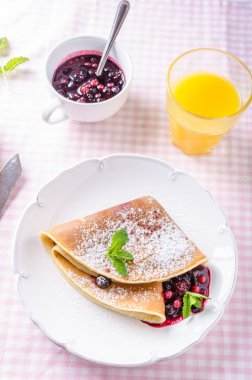 Çilek ile ev yapımı krep