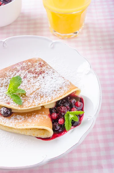 Crepes caseros con bayas —  Fotos de Stock