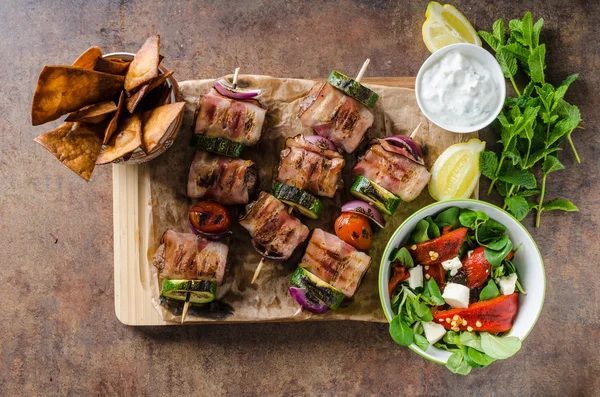 Brochetas de carne a la parrilla — Foto de Stock