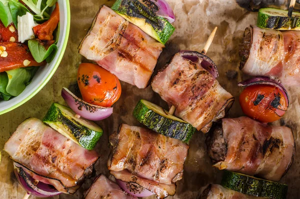 Brochetas de carne a la parrilla — Foto de Stock