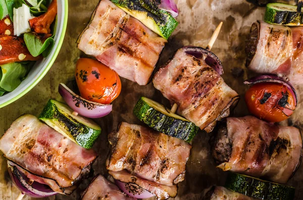 Brochetas de carne a la parrilla — Foto de Stock