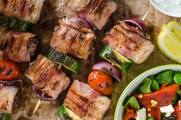 Brochetas de carne a la parrilla — Foto de Stock