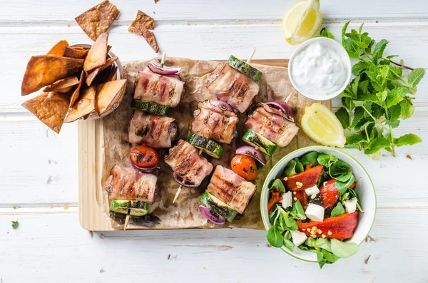 Brochetas de carne a la parrilla —  Fotos de Stock