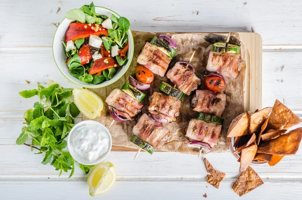 Brochetas de carne a la parrilla — Foto de Stock