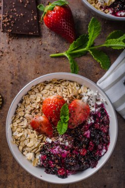 Granola çilek ve çikolata ile