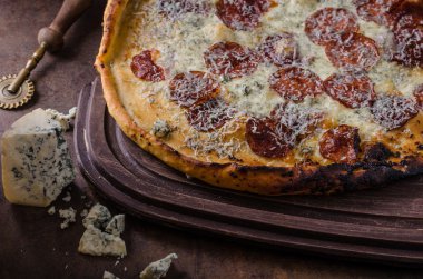 Mavi peynirli pizza
