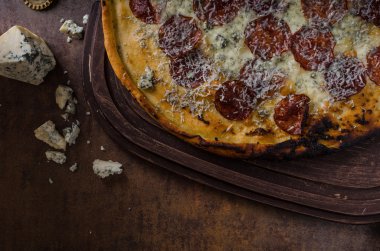 Mavi peynirli pizza