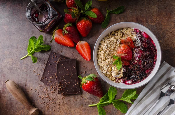 Granola with berries and chocolate — Stock Photo, Image