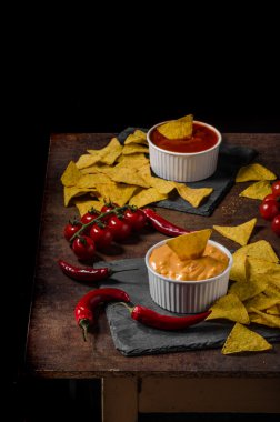 Tortilla cips iki dips ile