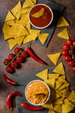 Tortilla cips iki dips ile