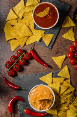 Tortilla cips iki dips ile