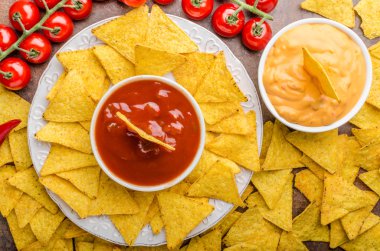 Tortilla cips iki dips ile