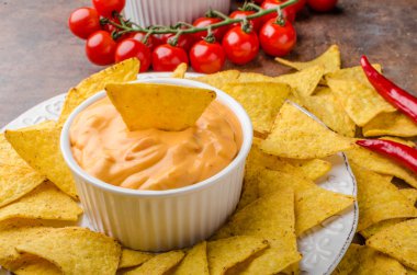 Tortilla cips iki dips ile