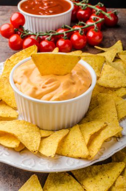 Tortilla cips iki dips ile