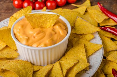 Tortilla cips iki dips ile