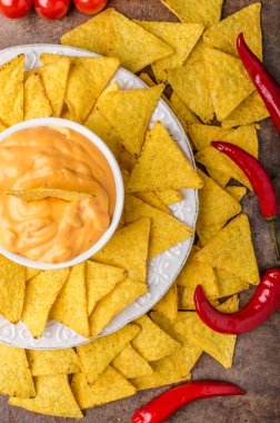 Tortilla cips iki dips ile