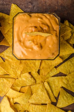 Tortilla cips iki dips ile