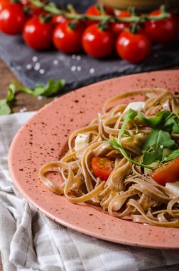 Mozzarella peyniri, domates ve roka ile spagetti