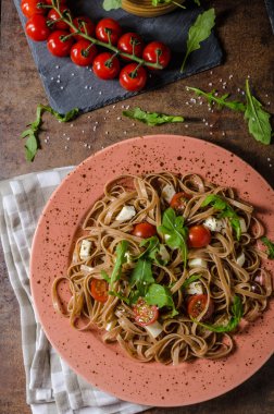 Mozzarella peyniri, domates ve roka ile spagetti