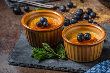 Creme brulee çilek ile