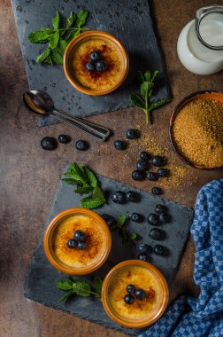 Creme brulee çilek ile