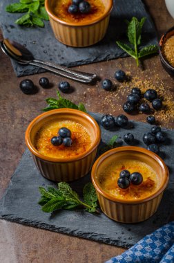 Creme brulee çilek ile