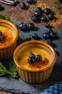Creme brulee çilek ile