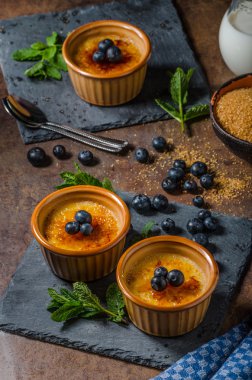 Creme brulee çilek ile