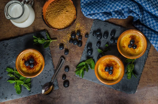 Creme brulee with berries — Stock Photo, Image