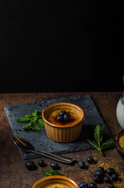 Creme brulee with berries — Stock Photo, Image