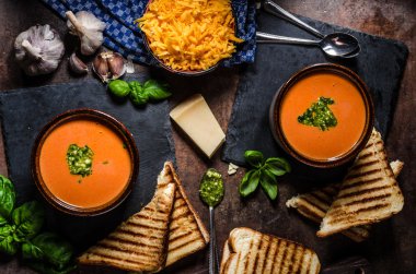 Közlenmiş domates çorbası