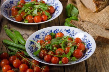 Roka ve domates salatası 