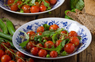 Roka ve domates salatası 