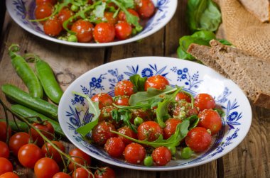 Roka ve domates salatası 
