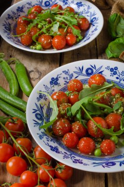 Roka ve domates salatası 