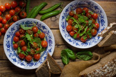 Roka ve domates salatası 