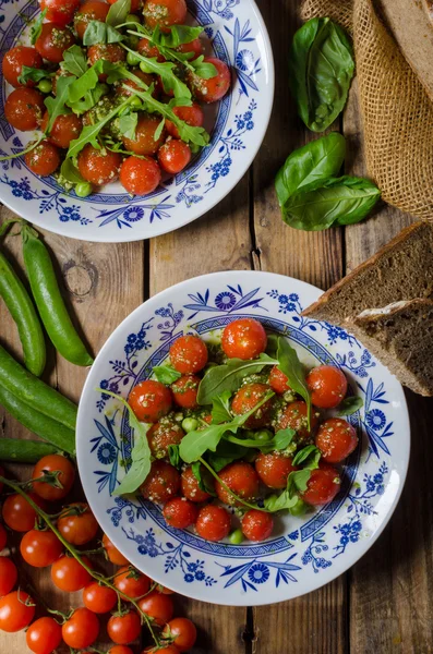 Salade de roquette et tomates cerises — Photo
