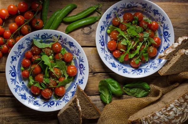 Roka ve domates salatası 
